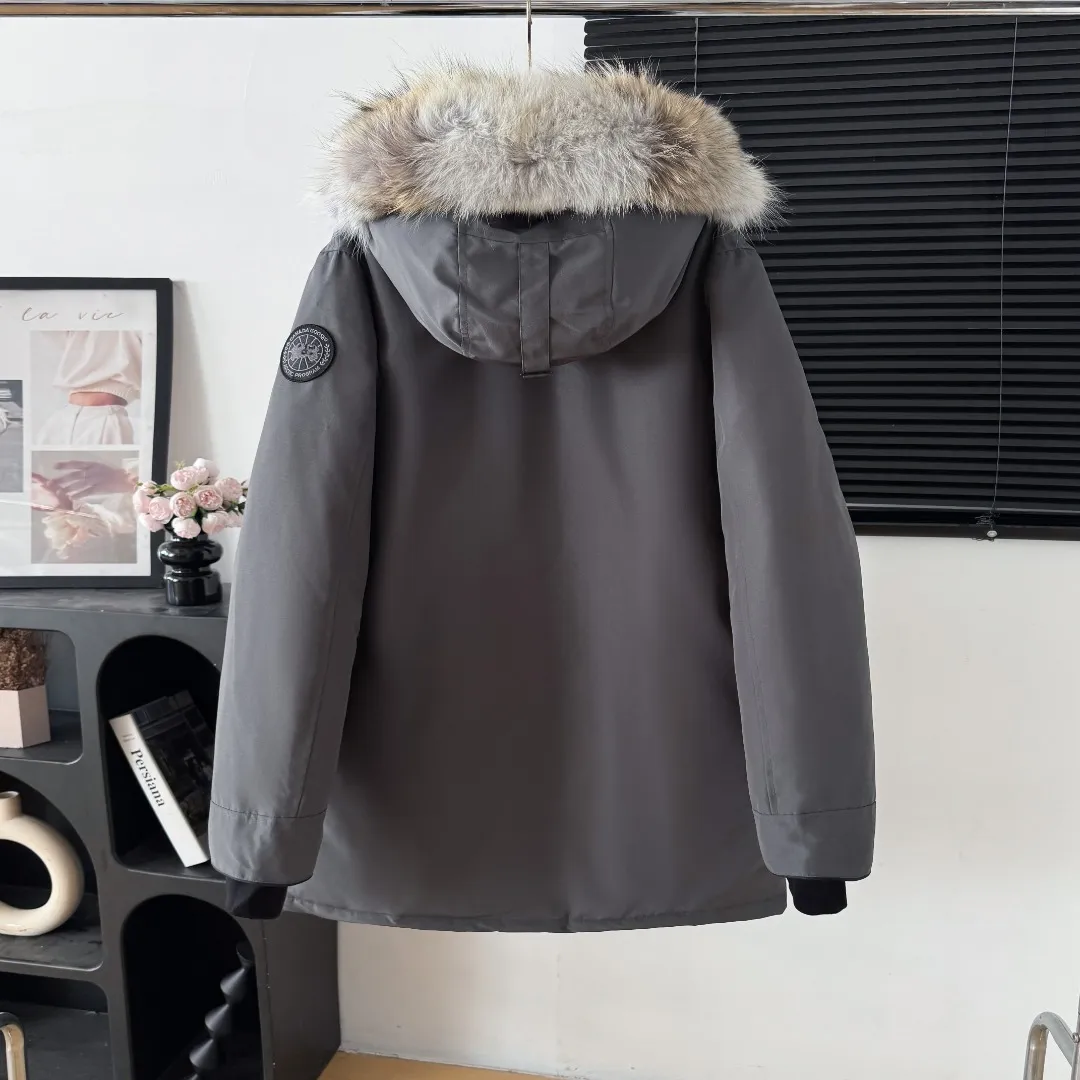 Style number: Y 87 Canada Goose 13 down jackets, timeless Classic, same style for men and women, mid-length windbreaker jacket. Canada Goose technology waterproof fabric is wind and cold resistant and extremely warm! Plush heat storage keeps you warm and warms you up quickly! Extra large fur collar design, fine fur, smooth to the touch, comfortable and skin-friendly! Double windproof cuffs to prevent cold wind from entering! The pockets have a flap zipper design and the upper pocket is a diagonal pocket, which is convenient and practical! Canada Goose’s popularity in the past two years has greatly surpassed that of the king of down jackets, the Meng Mouth, and it is the hottest item in autumn and winter on INS! Same Style for men and women, Canada Goose Classic style! Color: Black Black Label Black Red Label Cream White Gray Black Label Gray Red Label Navy Blue Sizes: XS S M L XL XXL